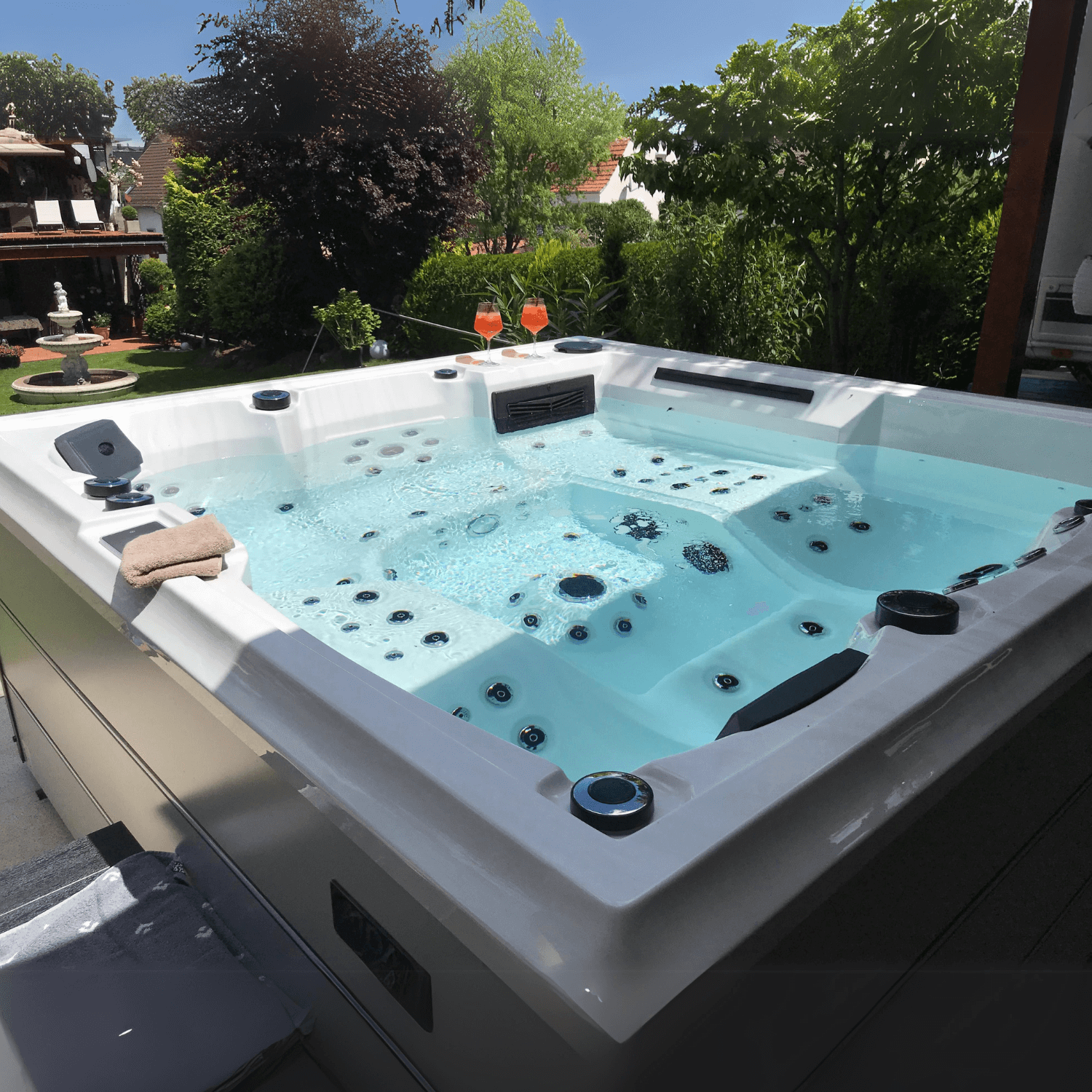 Moderner XXL-Außenwhirlpool für 4 bis 6 Personen in exklusivem Design.