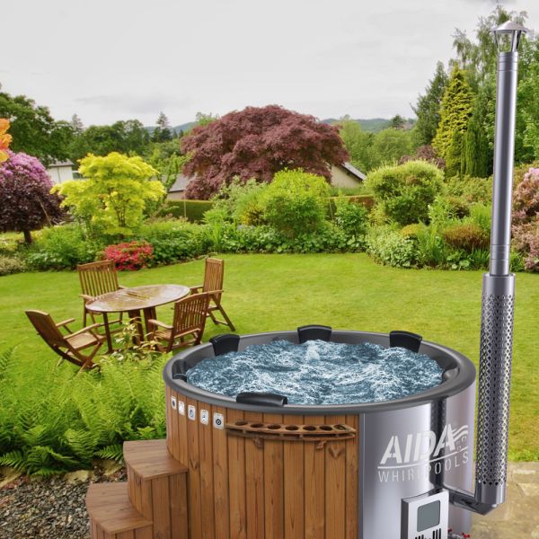 Hot Tub in Gartenlandschaft